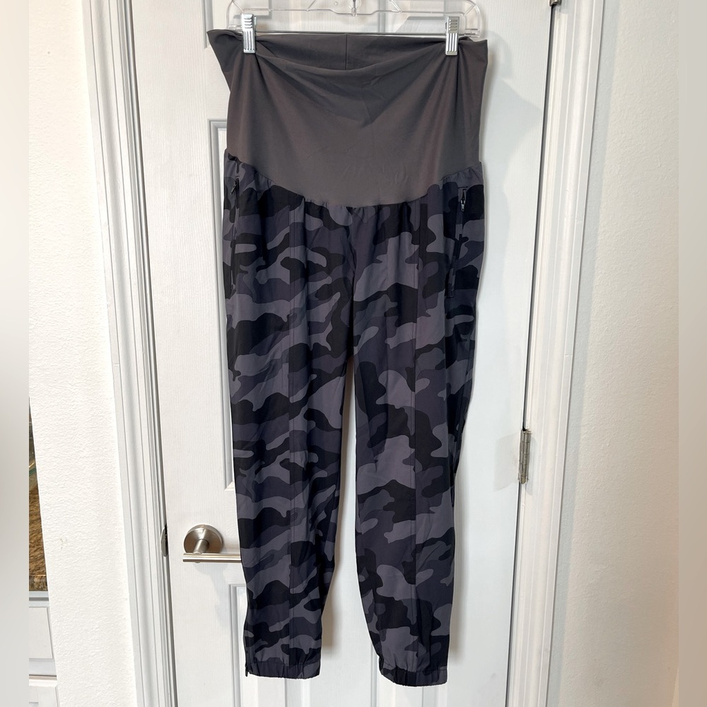 NWT Old Navy camo maternity joggers. Size Large